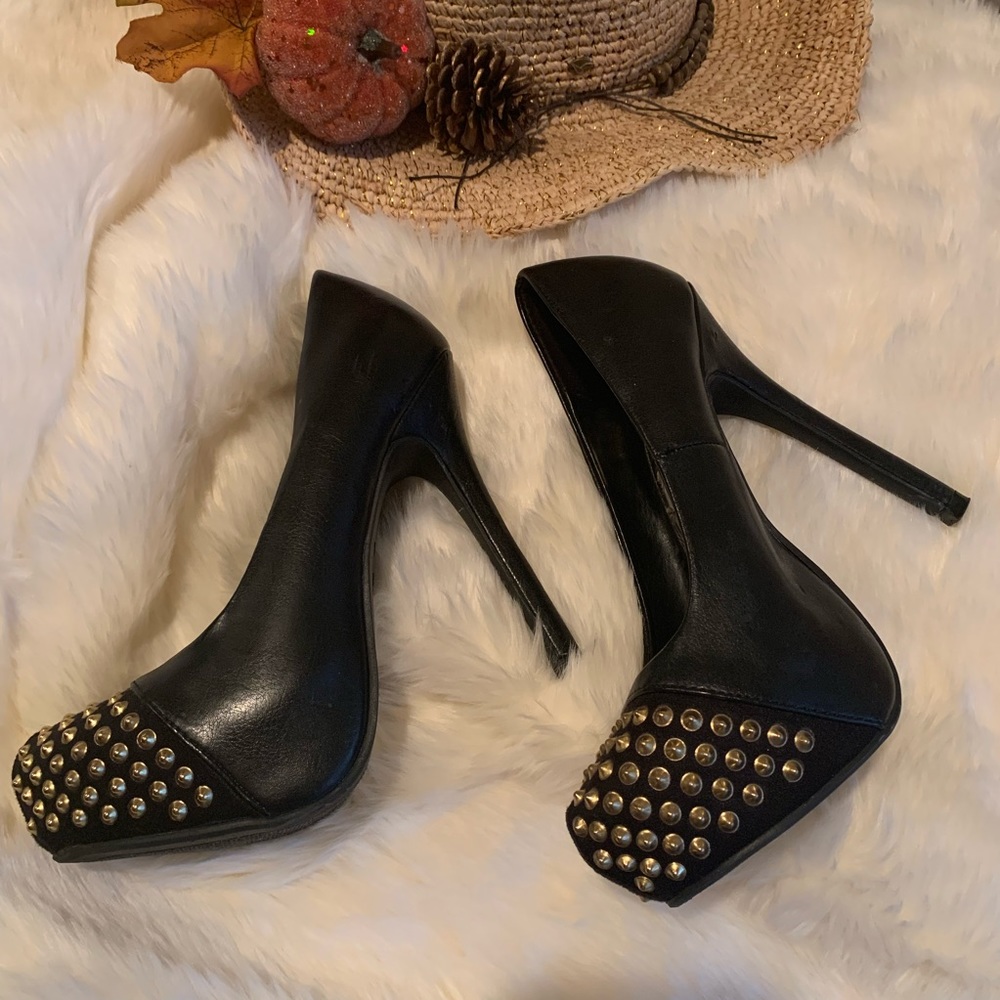Ladies black platform high heels size 6. Gold stud